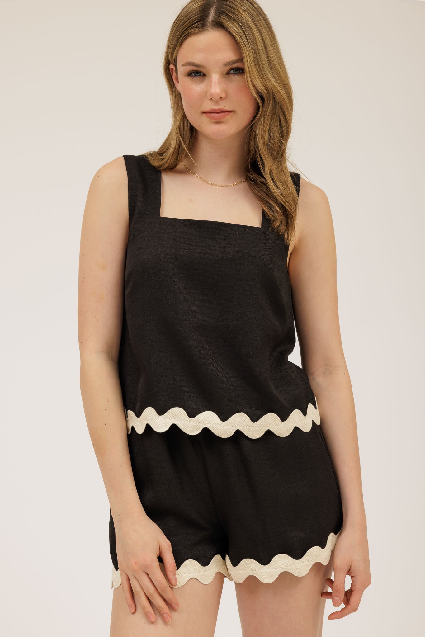 Contrast Wavy Hem Sleeveless Top & Short Set