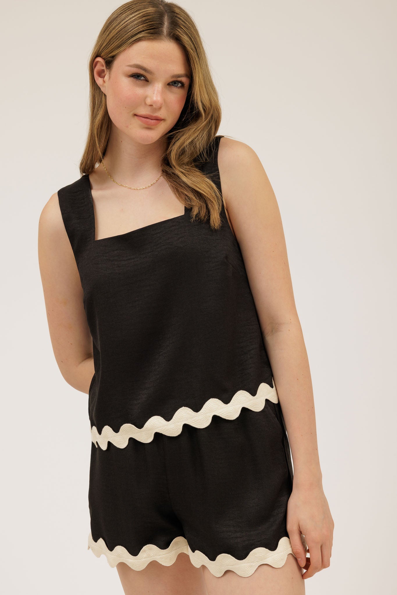 Contrast Wavy Hem Sleeveless Top & Short Set