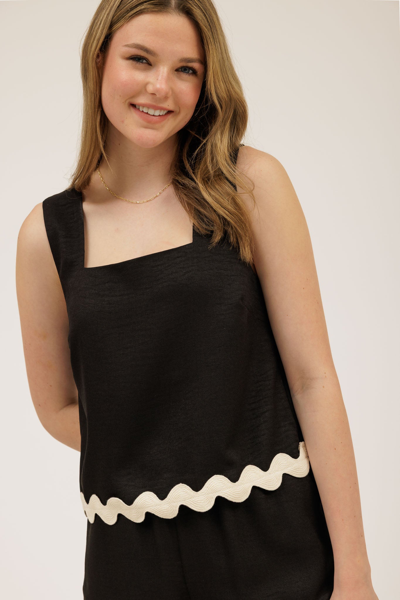 Contrast Wavy Hem Sleeveless Top & Short Set
