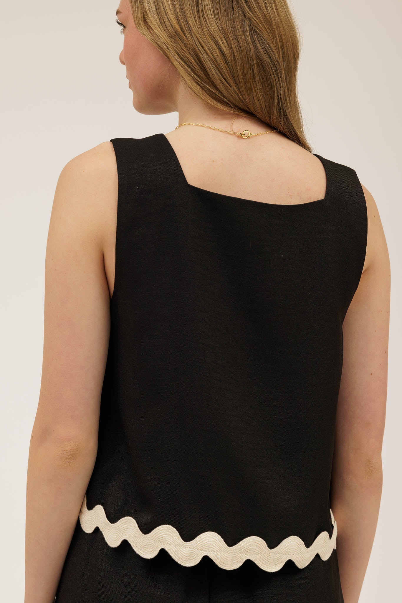Contrast Wavy Hem Sleeveless Top & Short Set