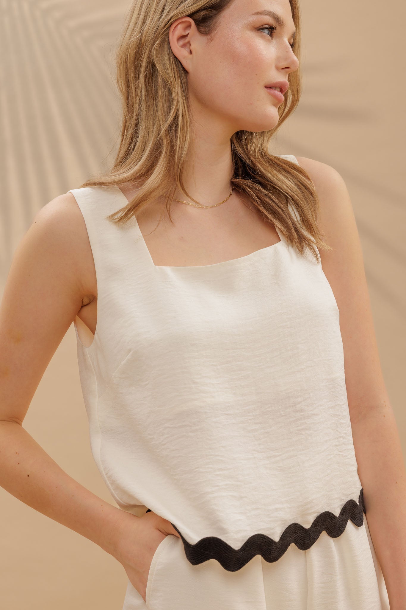 Contrast Wavy Hem Sleeveless Top & Short Set
